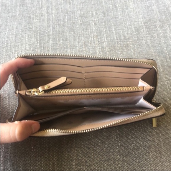 Kate Spade Full Size Gold Glitter Zippered Wallet. - Picture 4 of 12
